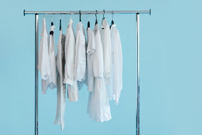 Araras de Roupa em Aço São Resistentes, Podendo Ter Elementos em Madeira ou Plástico