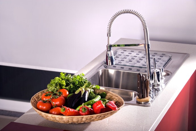 Para Alcance Total na Cuba: Prefira a Torneira Gourmet Flexível ou Extensível