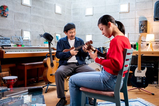 Ukuleles Eletroacústicos Possuem Equalizador e Controle de Volume