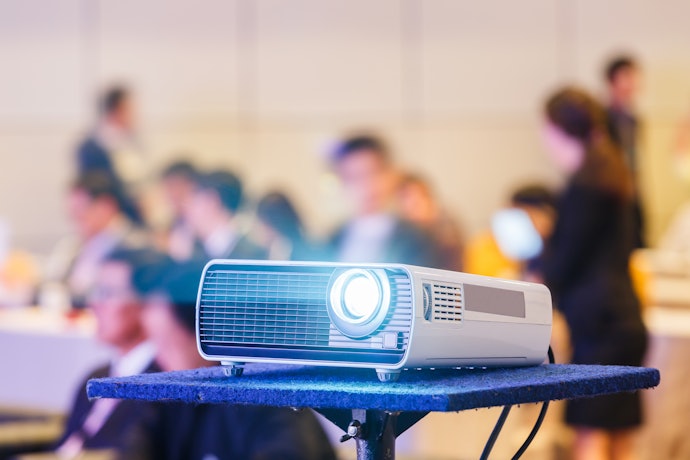 Para Usar por Muitos Anos com Alta Qualidade, Escolha um Projetor a Laser ou LED