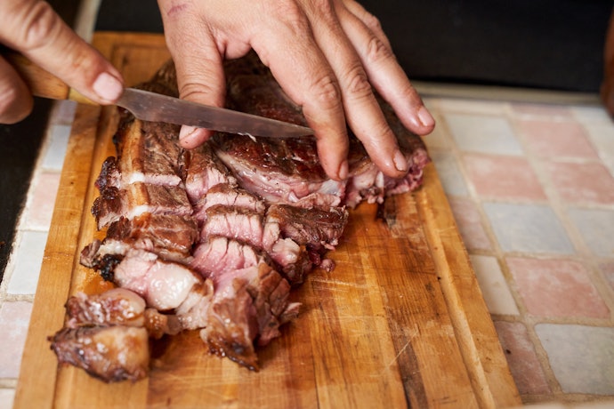 Para Cortar Alimentos Duros, Prefira uma Faca Artesanal para Churrasco Pesada