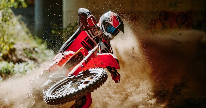 Para Obter mais Conforto, Considere os Capacetes de Motocross mais Leves