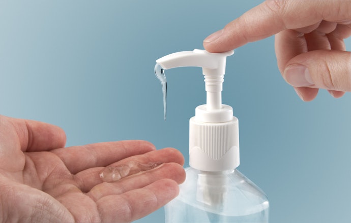 Considere um Detergente Neutro para Maior Proteção à Pele e para Evitar Danos à Louça