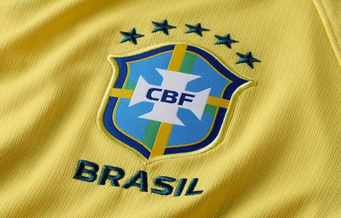 Prefere um Acabamento Mais Clássico? Escolha Camisas do Brasil com Escudo Bordado