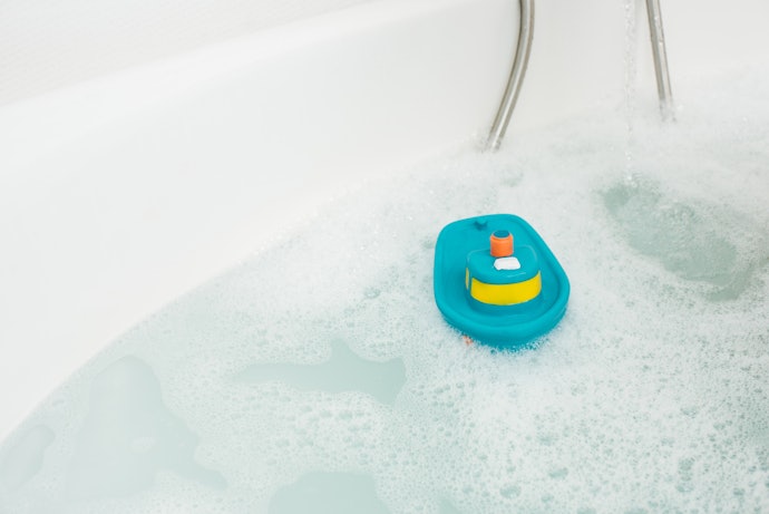 Prefira Brinquedos para Banho de Plástico, Silicone ou Borracha