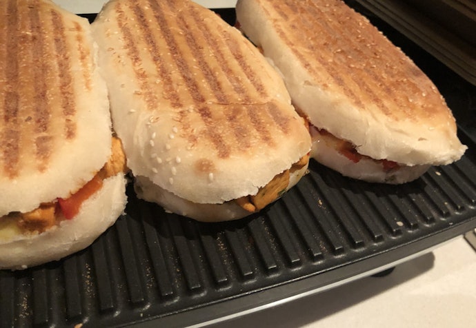 Para Preparar 3 Lanches ao Mesmo Tempo, Escolha uma Sanduicheira Grande, de 30x25 cm ou Mais