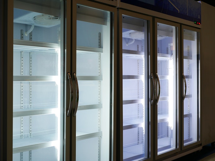 Expositores Verticais com Iluminação LED Facilitam a Visualização dos Itens