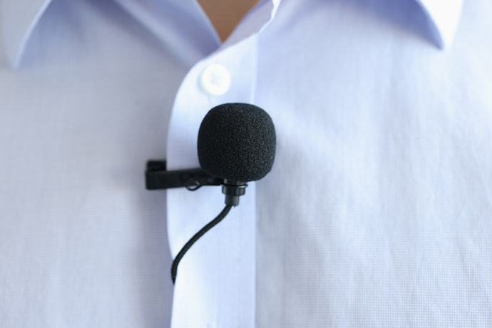 Para Não Ser Incômodo de Usar, Escolha o Microfone de Lapela pelas Dimensões e Peso