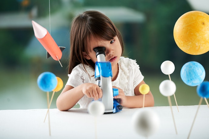 Para o Desenvolvimento Motor e Cognitivo, Opte por Brinquedos Infantis Educativos