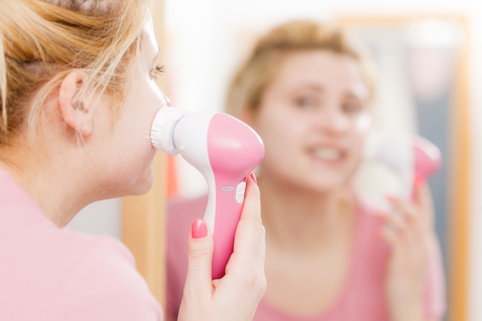 Algumas Escovas e Esponjas de Limpeza Facial São Desenvolvidas para Peles Sensíveis