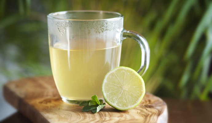 Acha o Sabor Amargo? Considere o Chá Verde com Hortelã, Hibisco e Outros Ingredientes
