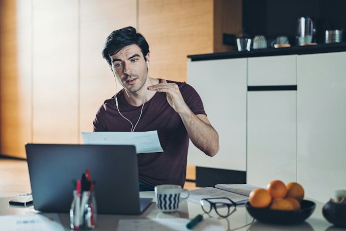 Microfones e Controles: Fone de Ouvido Intra-Auricular com Microfone Permite Fazer Chamadas e Reuniões Online