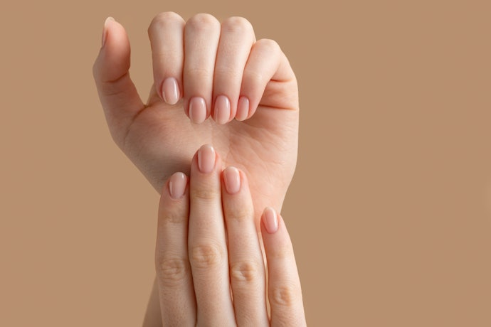 Confira se a Cor do Gel Base Acompanha a Sua Cor de Pele para Obter Unhas mais Naturais