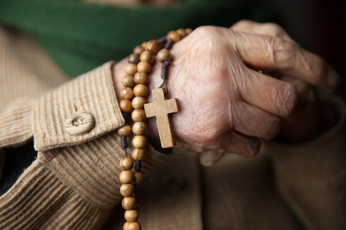 Presenteie Sua Avó Religiosa com Itens de Espiritualidade, como Bíblias e Incensos