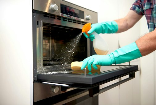 Funções Extras, como o Grill, Otimizam o Uso; Modelos Autolimpantes Facilitam a Limpeza