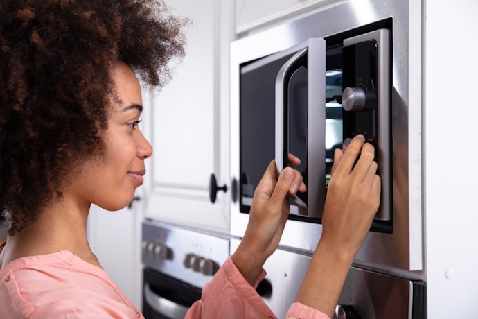 Micro-ondas de Embutir Precisam de Instalação, Enquanto os de Mesa São Mais Versáteis