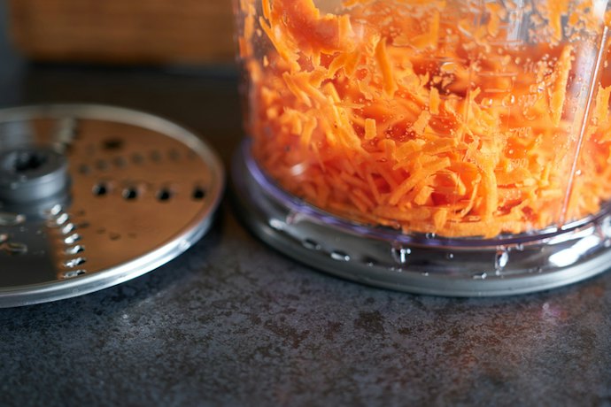 Se Quiser Ralar Cenoura, Queijo ou Coco, Opte por um Processador de Alimentos com Disco Ralado