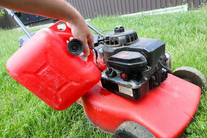 Para Reabastecer Menos Vezes, Opte por Cortador de Grama a Gasolina com Tanque de 1 L ou Mais