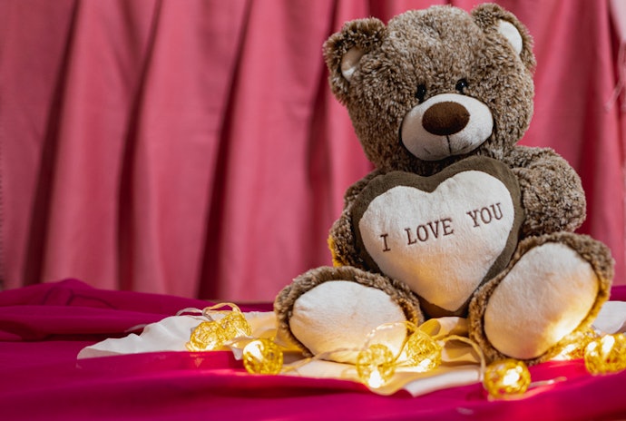 Se Quer Presentear em Datas Especiais, Opte por Pelúcias com Coração ou Frases de Amor