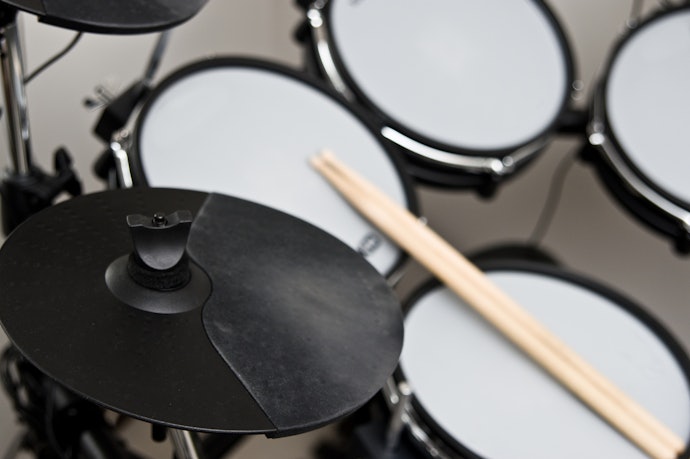 Observe as Dimensões dos Pads e o Estilo dos Pratos da Bateria Eletrônica