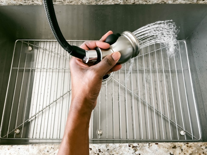 Prefira Torneiras com Bicas Móveis para Facilitar o Manuseio