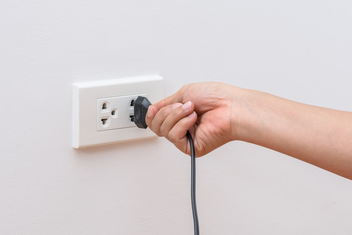 Para Telas de Projeção Elétricas, Verifique a Voltagem Adequada