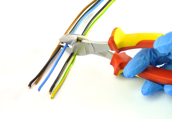 Para Serviços Elétricos, Utilize um Alicate com Cabo Isolado