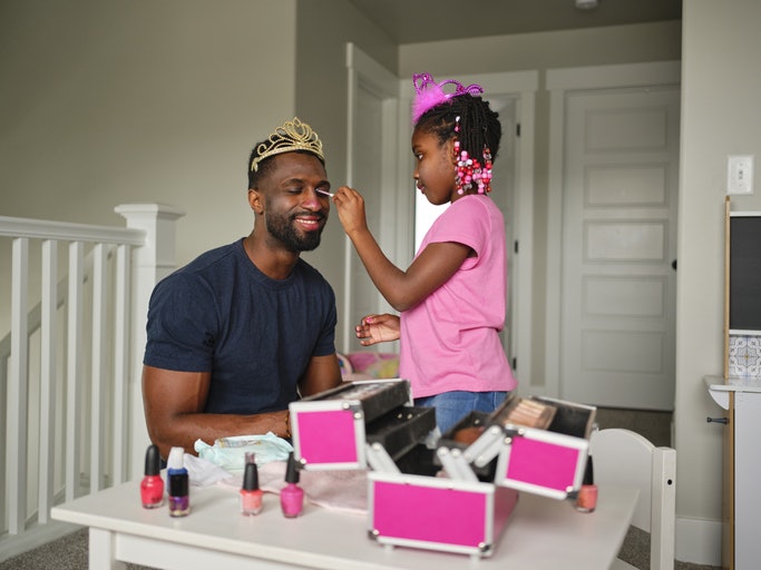 Para um Kit Completo, Prefira Maleta de Maquiagem Infantil com Pincéis, Esmalte e Faixa de Cabelo