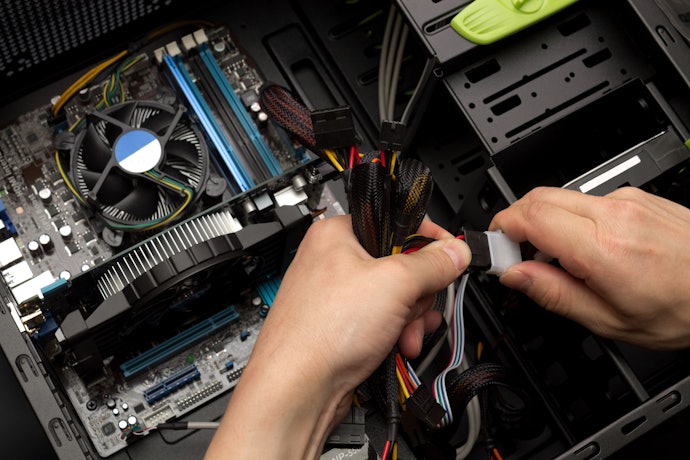 Se Seu Gabinete é Pequeno, Escolha uma Fonte 500W com Cabos Modulares