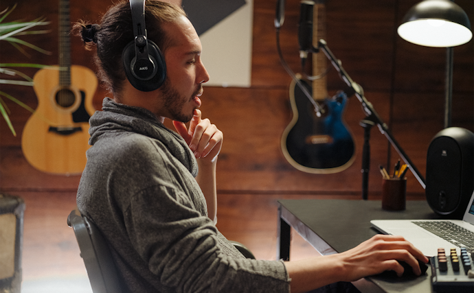 Avalie a Importância da Sensibilidade e Frequência de um Fone AKG
