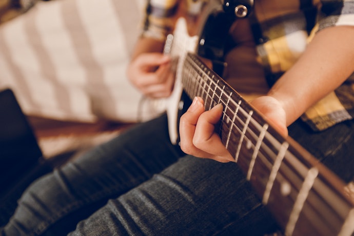 Verifique se a Corda para Guitarra Possui Recursos Extras