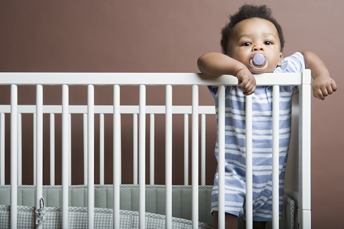 Para Estimular o Bebê a Subir e Descer Sozinho, Escolha um Berço Montessoriano