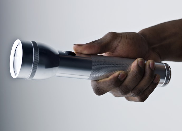Veja se as Dimensões e o Peso da Lanterna de LED Facilitam Manuseio
