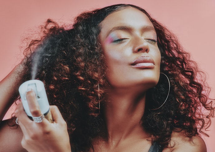 Para Evitar Cabelos Arrepiados, Escolha Spray Fixador com Ação Antifrizz