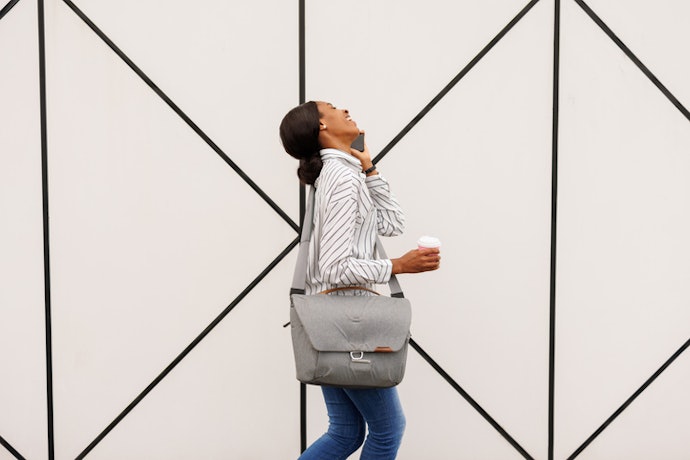 Busca uma Opção Versátil para Combinações? Escolha Bolsa Feminina Preta, Marrom, Bege ou Cinza