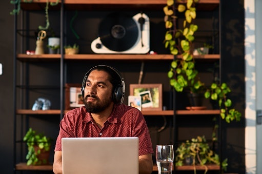Para Usar por Muitas Horas o Fone sem Fio, Opte por Modelos com Autonomia de 6 h ou Mais