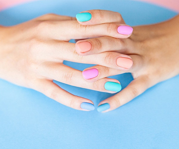 Unhas Multicoloridas: A Arte de Combinar (ou não) Diversas Cores