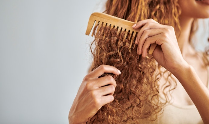 Sofrendo com Frizz? Escolha Pentes de Madeira para Controlar os Fios