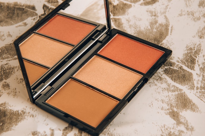 Verifique se a Paleta Oferece Outros Cosméticos e Acessórios