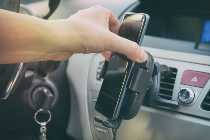 Há Diferentes Modos de Fixar o Celular nos Carregadores Veiculares por Indução