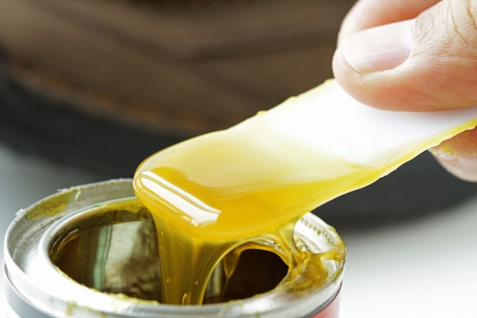 Opte entre a Cola de Contato à Base de Solvente ou de Água