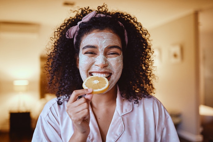 Para Suavizar Manchas, Escolha uma Máscara Facial com Vitamina C