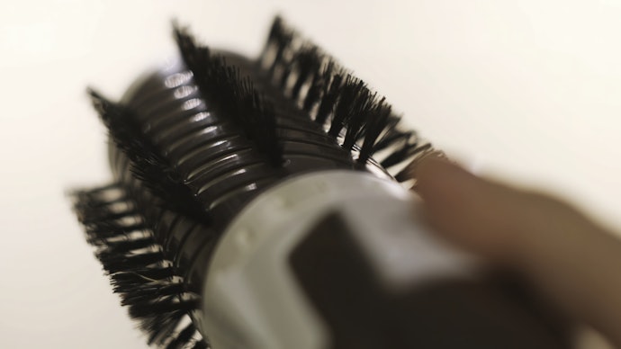 Escova Secadora com Placa Feita de Cerâmica Ajuda a Manter o Cabelo Hidratado