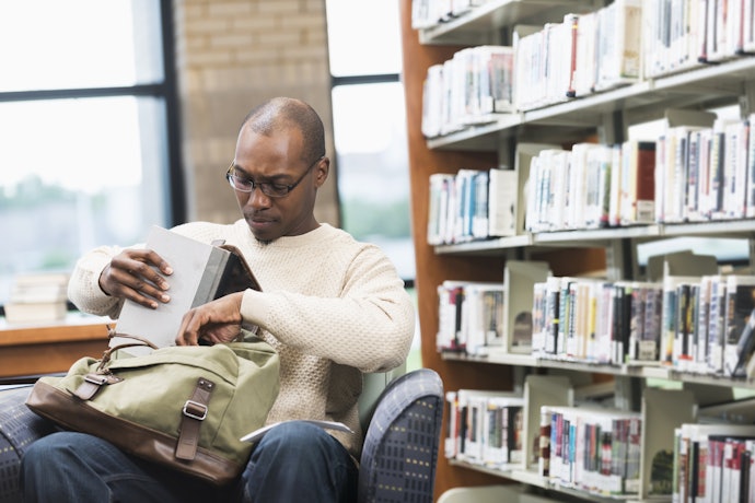 Veja as Dimensões do Livro para Levar na Bolsa ou na Mochila para Onde Você For