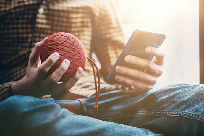 Encontre uma Caixinha de Som para Celular Leve para Carregar na Bolsa