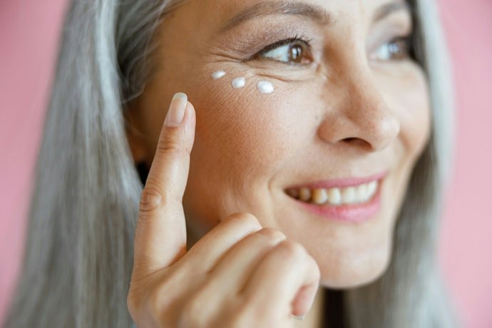 Para Amenizar Rugas Também, Escolha um Creme para Olheiras com Retinoides