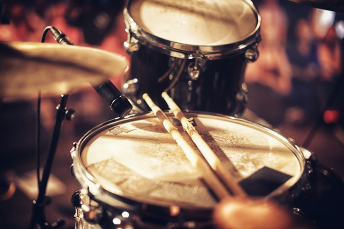 Para Bateria ou Percussão, Prefira Microfones que Suportem Pressão Sonora Acima de 140 dB