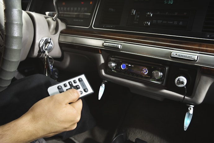 Sons Automotivos com Controle Remoto e Recursos Extras São Vantajosos