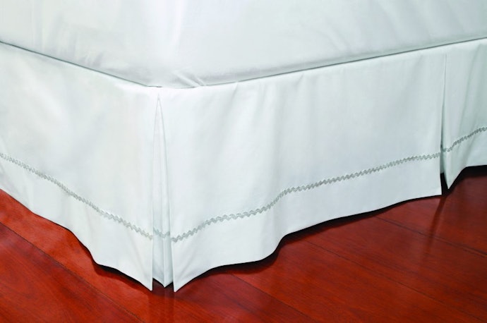 Escolha Saias Box com Acabamentos que Combinem com Sua Roupa de Cama