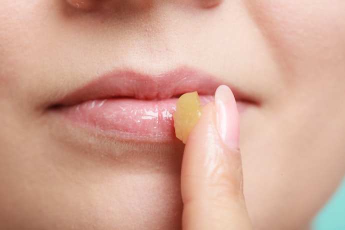 Para Esfoliação Labial e Hidratação Mais Intensas, Prefira Fórmulas com Óleos e Manteigas